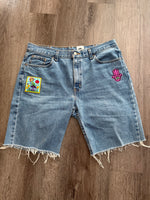 Load image into Gallery viewer, Cutoff Denim Shorts w/ Patches
